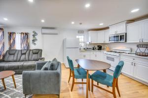 Less Than 1 Mi to Beaches Central Norfolk Apartment!