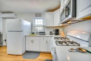 Less Than 1 Mi to Beaches Central Norfolk Apartment!