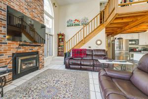 Waterfront Home w Boat Dock & Sunroom in Gardiner