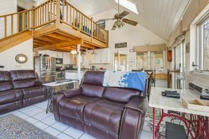 Waterfront Home w Boat Dock & Sunroom in Gardiner