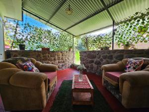 Valle verde, Hostel & camping