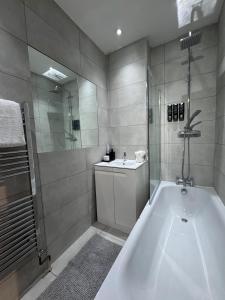 Stylish 2-Bed Garden Flat, 5 Mins to Brixton