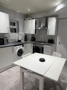 Stylish 2-Bed Garden Flat, 5 Mins to Brixton