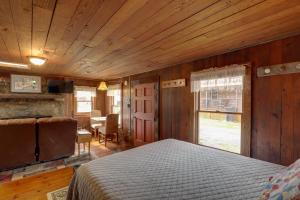 Walk to Appalachian Trail Hot Springs Getaway!