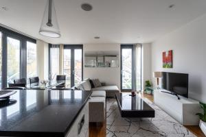 Modern, fully furnished apartment with ensuite, private balcony and elevator in Notting Hill