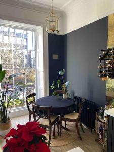 Beautiful 1 bedroom Georgian flat in Clifton Village with parking