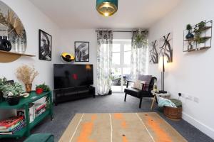 #26 7 mins Stadium Central Apartment - sleeps 4 - "Perfect for Contractors and Families - Free Street parking"