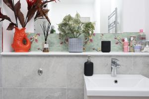 #26 7 mins Stadium Central Apartment - sleeps 4 - "Perfect for Contractors and Families - Free Street parking"