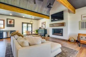 All About the Buzz Cottage with Patio and Yard! - Wiggins