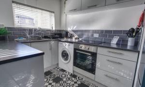 Cosy 1BR Apt, Self Check In, Parking, By DerBnB