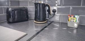 Cosy 1BR Apt, Self Check In, Parking, By DerBnB