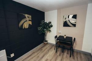 1BR City Centre Apt, Self Check In, Wifi, By DerBnB