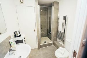 Snug 1BR Apt, Self Check In, Parking, By DerBnB