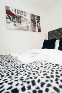 Snug 1BR Apt, Self Check In, Parking, By DerBnB