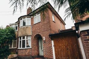 4BR Family Home, Self Check In, Parking, By DerBnB