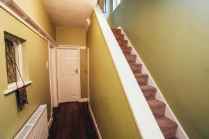 4BR Family Home, Self Check In, Parking, By DerBnB