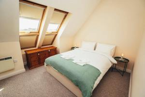 Penthouse 2BR Apt, Self Check In, Gated Parking, By DerBnB