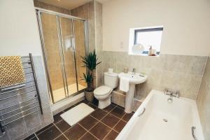 Penthouse 2BR Apt, Self Check In, Gated Parking, By DerBnB