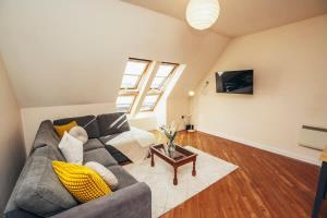 Penthouse 2BR Apt, Self Check In, Gated Parking, By DerBnB