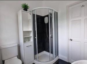 Near city centre sleeps 11, 4-spacious Bed rooms,2-Lounges 2-toilets 1-kitchen ideal Familys&Groups