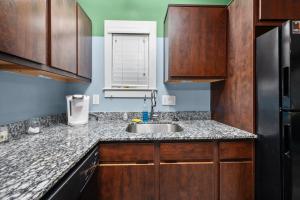 Stylish Med Center Getaway with Parking