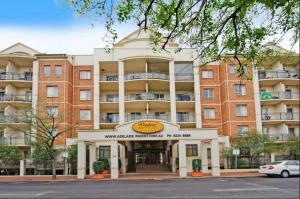 Central 3BR Apt Parking WiFi Netflix