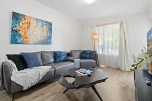 Central 3BR Apt Parking WiFi Netflix