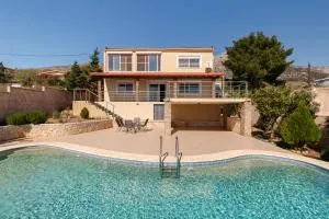 Spacious Villa With a Pool - 埃莱夫西纳