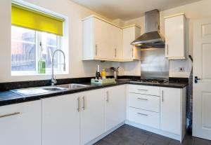 The Shropshire - Sleeps 8 - Coventry, Groups, 100GB WiFi, Luxury, Parking