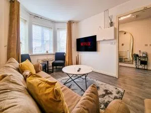 The Shropshire - Sleeps 8 - Coventry, Comfy, Groups, Fast WiFi, Luxury - Tollbar End