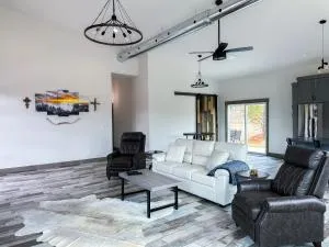 WhiteTail Cabin with Shuffleboard - Ada