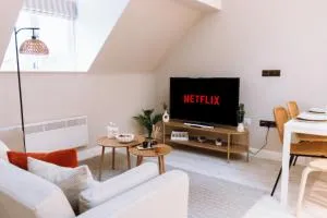 2 Bed Apartment, Fast Wifi, Free Parking, Near Train Station, Close to Hospitals - Bramhall