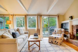 Furnished Deck Retreat on Mashpee River! - 3hvězdičkové hotely ve městě Mashpee