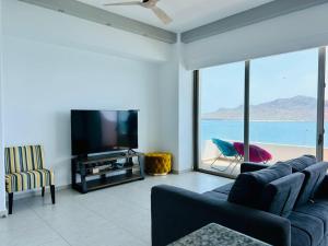 a pie de playa con vista al mar by G P S rentas