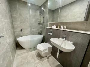 Olympic Park Delight - 2 Bdrm -Parking - Views