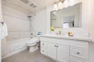 1BR Mountain View with Balcony, Pool & Free Parking