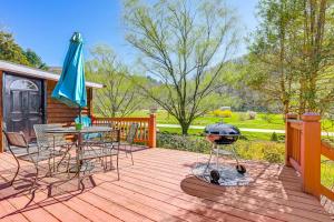Fire Pit and Decks Creekside Cabin in Robbinsville