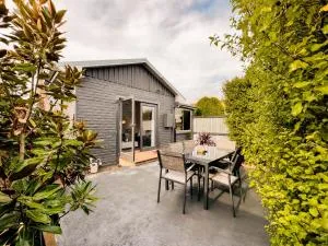 Three-Bedroom Stylish & Cosy Retreat with Courtyard, Near Geelong - Corio