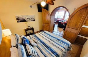 Las Gaviotas Condo 424 - Rustic Charm by the Waves