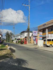 Mels Place U4 Batangas Vista De Oro 2BR House w TV Netfilx w Free Parking, Free WIFI 4 Guests