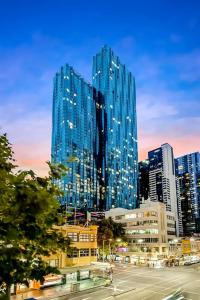 CBD Iconic Skyline! 2BR-2BA Gym, Pool & Sauna