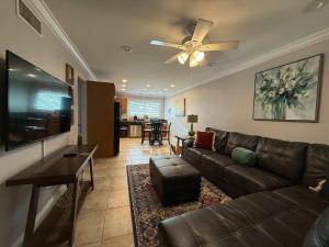 2 bedroom private apt & laundry