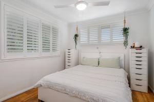 Sea-Eagle Sanctuary - views, pool, stroll to beach