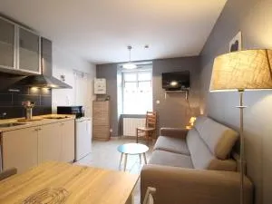 Studio RDC avec WiFi proche centre Mont-Dore - 2 couchages - 2 étoiles - Équipé et tout confort - FR-1-415-108 - 艾达