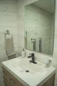 frente a la marina y super vista by G P S rentas