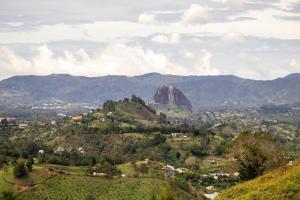 Luxury Guatapé Loft with Starlink WiFi & Jacuzzi