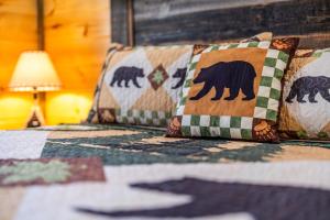 BRAND NEW Cabin Cozy King Beds, Games, EV Plugin, Hot tub, Full Service Kitchen