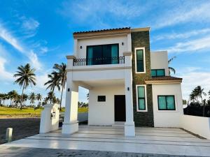 casa con alberca en campo de golf by G P S rentas