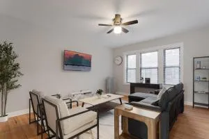 Comfy & Central 1BR Steps from Loyola & Dining - Lincolnwood