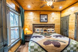 BRAND NEW Cabin Cozy King Beds, Games, EV Plugin, Hot tub, Full Service Kitchen